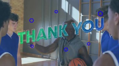 Erkek koçlar basketbol sahasında oyunculara rehberlik ediyor, eğitim için animasyon strateji grafikleri çiziyor. Atletik, takım çalışması, kararlılık, eğitim, motivasyon, fitness
