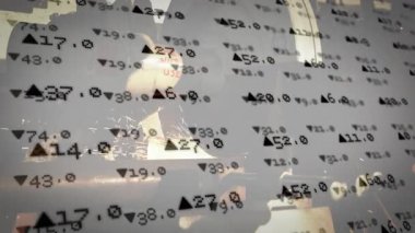 Parçalayıcı sprey kullanan metal işçisi kıvılcımlar püskürtürken finansal veriler de olay yerinde kayıyor. Sanayi, zanaat, dayanıklılık, yenilik, teknoloji, girişim, yoğunluk