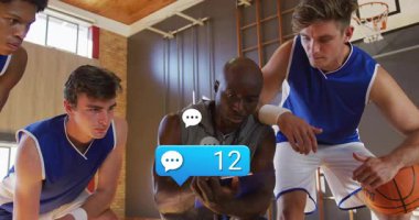 Koç oyuncularla birlikte tabletteki basketbol verilerini izliyor, ısı haritası kaplamalı animasyon çizelgesini gösteriyor. Sporcular, takım çalışması, antrenman, fitness, dijital, modern, motivasyon