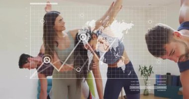 Bir grup yogi, parlak fitness stüdyosunda, animasyon dünya haritası ızgarasıyla yan kalas germe gösterisi yapıyor. Zindelik, işbirliği, farkındalık, denge, sağlık, uyum, refah