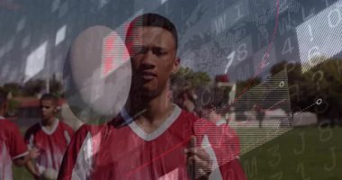 Erkek futbol takımı çimenlik alanda yüzen analitik çizelgeler ve sayısal şebekeler sergiliyor. Atletizm, takım çalışması, performans, gençlik, dijital, modern, açık hava