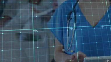 Hastane odasındaki hastayı inceleyen hemşire dijital şebeke ve stetoskop gösteriyor. Sağlık, tıbbi, teknoloji, profesyonel, tanı, dijital, klinik
