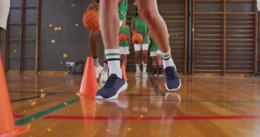 Basketbol takım arkadaşları spor salonundaki konilerin etrafında hareketli yetenek simgeleriyle salya akıtarak antrenman yapıyorlar. Atletizm, takım çalışması, antrenman, spor, hareket, fitness, yarışma