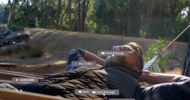 Yetişkin bir adam çam ormanı hamağında dinleniyor, sosyal medya pazarlama ikonlarına bakıyor. Doğa, rahatlama, sükunet, dijital, açık hava, rahatlık, sükunet