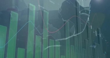 Ofiste finans verilerini tartışan meslektaşlar, canlandırılmış yeşil çubuk şamdanı grafiği görüntülemesi. İş, analitik, teknoloji, şirket, strateji, yatırım, yenilik