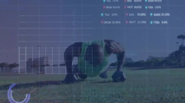 Yetişkin bir adam çimenli alanda dambıl sırasına giriyor, sağlık çizelgeleri ve yüzde birbirinin üzerine binen grafikleri gösteriyor. Fitness, strength, outdoor, health, technology, data görselleştirme, activity