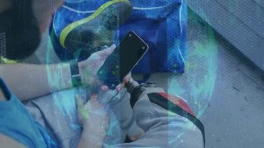 Rehabilitasyon bankında akıllı telefonu kontrol eden adam animasyon fitness takip cihazını ve protez uzuv istatistiklerini gösteriyor. Sporcu, rehabilitasyon, teknoloji, aktif, esneklik, biyomekanik, motivasyon