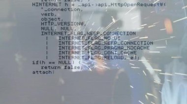 Endüstriyel atölyedeki kaynak makinesi kadın. Parlak kıvılcımları C + + kod ile harmanlıyor. Sanayi, zanaat, teknoloji, yenilik, kesinlik, makine, mühendislik