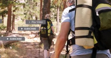 Olgun bir çift orman yolunda yürüyor, yüzen sosyal medya bilgilendirme grafiklerini örtüyor. Macera, keşif, doğa, vahşi doğa, açık hava, yürüyüş, huzur.