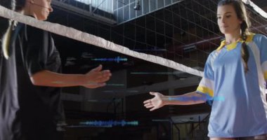 Kadınlar, voleybol analitiğini vurgulayan yüzen veri grafikleriyle ağın yanında el sıkışıyor. Atletik, takım, rekabet, modern, dijital, dinamik, enerjik