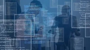 İş ortakları dizüstü bilgisayarı teknolojide karşı karşıya tutuyorlar, yüzen kod panellerini sergiliyorlar. Teknoloji, işbirliği, yenilik, dijital, şirket, fütüristik, ağ