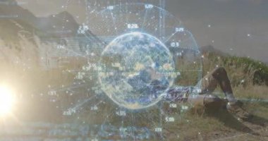 Çimenlerde teknoloji holografik küresi ve sayısal veri örtüsüyle akıllı telefon kullanan bir adam. Teknoloji, yenilik, fütürizm, veri görselleştirme, açık hava, doğal, dijital