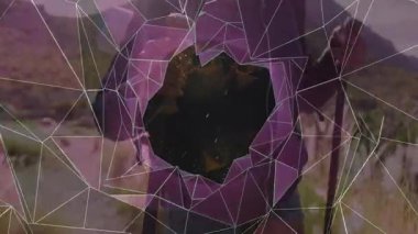 Teknik sunum için turuncu düğüm ağıyla sırıkla dağ yürüyüşü yapan bir kadın yürüyüşçü. Macera, keşif, fitness, teknoloji, açık hava, dağlar, canlılık