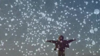 Denize bakan iskelede duran kadın, teknoloji bağlantısını gösteren animasyonlu ağ örtüsüyle. Futuristik, zen, dinginlik, bağlantı, yenilik, keşif, dijital