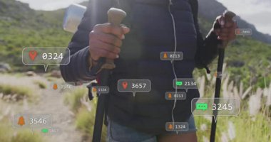 Yüzen sosyal medya simgelerini ve bilgilendirme ölçümlerini gösteren dağ yürüyüşü yapan bir kadın. Macera, keşif, açık hava, teknoloji, yenilik, keşif, aktif