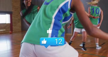 Spor salonunu koruyan bayan basketbol takımı yüzen başparmaklar ve 47 beğeni gösteriyor. Atletik, takım çalışması, spor, spor, spor, rekabet, canlılık, güç