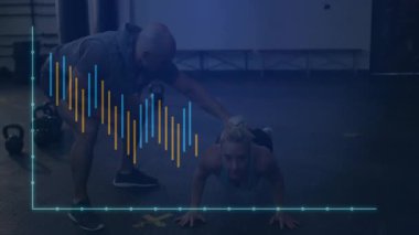 Antrenör, spor salonundaki stajyeri fark ediyor. Animasyon renkli bar grafiği ve fitness çizelgesi gösteriyor. Fitness, egzersiz, eğitim, güç, sağlık, spor, egzersiz