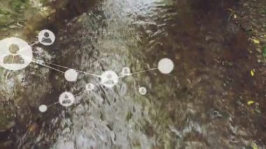 Kayalık derenin üzerinde yüzen beyaz avatar simgelerinden oluşan dijital ağ ince çizgilerle birleşiyor. Doğa, bağlantı, teknoloji, soyut, açık hava, ekosistem, görselleştirme