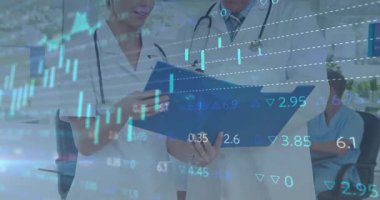 Kadın doktor ve erkek doktor klinikte hasta verilerini tartışıyor, yüzen finans tabloları gösteriyor. Tıbbi, işbirliği, profesyonel, analitik, teknoloji, sağlık hizmetleri, modern