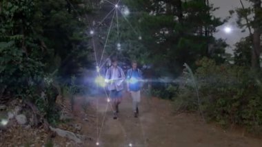 Yürüyüş partnerleri orman yolunda GPS teknolojisiyle hareketli topo çizgileri ve yol noktası simgeleriyle geziniyorlar. Macera, keşif, doğa, açık hava, vahşi doğa, takım çalışması, keşif