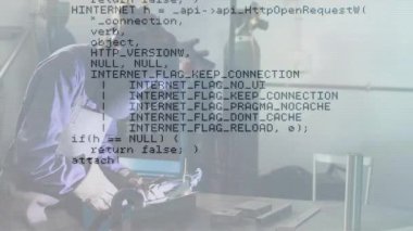 VR kulaklık takan kadın teknoloji atölyesinde yüzen kod çizgileri sergiliyor. Gelecekçi, yenilikçi, dijital, sürükleyici, modern, yaratıcılık, teknoloji