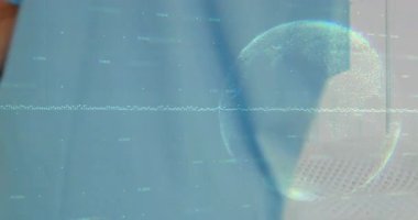 Kalp atışı ikonu nabız çizelgesi oluştururken hasta yatağında serum tutan sağlık çalışanı. Tıbbi, sağlık, bakım, klinik, destek, şefkatli, profesyonel