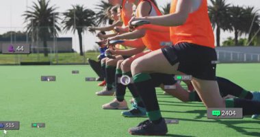 Çim hokeyi antrenmanı yapan bayan sporcular yüzen sosyal medya simgeleri gösteriyorlar. Sporcular, sporcular, açık hava, canlı, takım çalışması, rekabet, fitness