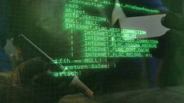 Erkek mühendis şeffaf ekranın arkasında oturuyor, C + + kodunu ve ızgara çizgilerini Stylus ile manipüle ediyor. Teknoloji, yenilik, programlama, veri görselleştirme, yazılım geliştirme, endüstriyel, fütürist