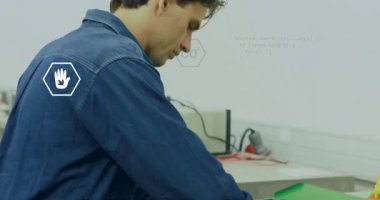 Mühendislik laboratuvarında tezgahın üzerine yaslanan erkek teknisyen karbon karbondioksit çizelgelerini gösteriyor. Teknisyen, sanayi, yenilik, dijital, mühendislik, analiz, teknoloji