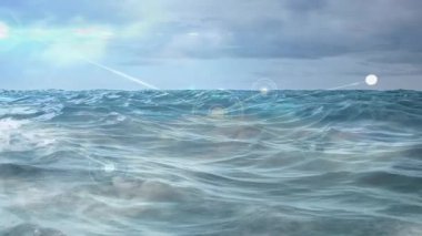 Bulutlu gökyüzünün altında süzülen okyanus dalgalarını gösteren 3D görüntüleme, yüzeyi kaplayan ağ düğümleri ve çizgiler. Denizcilik, teknoloji, fütüristik, soyut, bağlantı, çevre, dijital