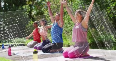 Yoga grubu ahşap güvertede güneş selamı pratiği yapıyor, finans tabloları ve para birimi verileri sergiliyorlar. Sağlık, açık hava, fitness, sağlıklı, canlılık, sükunet, takım çalışması.