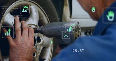 Pnömatik anahtar alaşımlı tekerlek kenarındaki fındıkları sıkıyor AR ölçümlerini ve kod parçalarını gösteriyor. Tamirci, teknoloji, otomotiv, endüstriyel, yenilik, hassasiyet, dijital