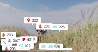 Adam ileriyi gösteriyor ve kadın kırsal kesimde yürüyüş yapıyor, sosyal medya pazarlama ölçümlerini takip ediyor. Macera, keşif, açık hava, doğa, takım çalışması, aktivite, yaşam tarzı