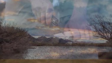 Adamın elleri çöl havuzu üzerinde çoklu alet bıçağı açıyor, vites pazarlama konseptini sergiliyor. Doğa, esneklik, işçilik, yenilik, engebeli, açık hava, dinginlik