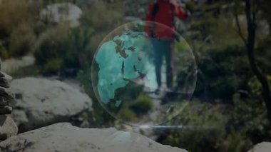 Erkek yürüyüşçü, dağ yolunda Cairn 'in arkasında dikiliyor, dijital küre teknolojisinin girdap izlerine sahip. Macera, keşif, yenilik, teknoloji, vahşi doğa, manzara, açık hava
