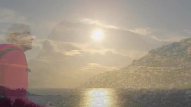 Günbatımında sırt çantalı çift yürüyüş sırtı, sağlık eğitimini yönlendiren animasyon kalp ikonu. Macera, keşif, vahşi doğa, manzara, manzara, seyahat, yolculuk