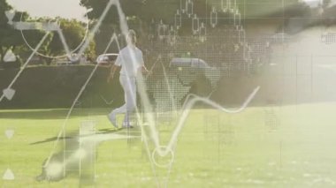 Çimenli parkta iki tekerlekli tahta üzerinde dengede duran bir adam, şebeke çizgileri ve verilerle teknolojiyi gösteriyor. Macera, yenilik, fütüristik, açık hava, aktivite, fitness, yaşam tarzı