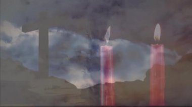 Üç uzun kırmızı mum yuvarlanan tepelerde ahşap haç siluetinin önünde titreşiyor, düz dizayn. Ruhani, hürmet, dinginlik, kutsal, meditasyon, adanmışlık, dalgınlık