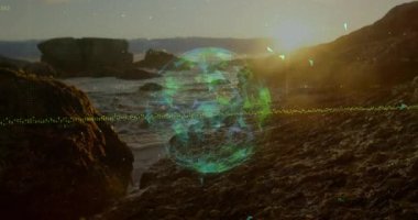 Gün batımında kayalık sahilde süzülen holografik küre yüzen veri noktalarını ve noktalı çizgileri gösteriyor. Deniz manzarası, fütürizm, teknoloji, yenilik, kıyı manzarası, dijital