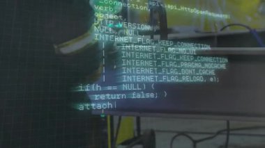 Fabrika atölyesinde metal öğüten mühendis, yüzen kod örtüsü ve parlak kıvılcımlar gösteriyor. Sanayi, zanaat, teknoloji, imalat, kesinlik, yenilik, dayanıklılık