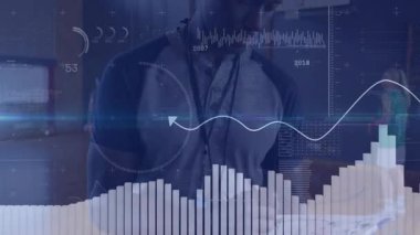 Koç basketbol sahasındaki teknoloji verilerini animasyon çizelgeleri ve ilerleme göstergeleriyle analiz ediyor. Eğitim, analitik, performans, spor, takım çalışması, fitness, yenilik