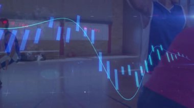 Basketbol takımı orta sahanın yakınında toplanmış mavi çizgili şamdanları sergiliyor. Sporcular, takım çalışması, spor, fitness, rekabet, strateji, dinamik