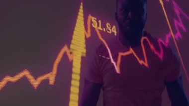 Stüdyoda Neon Finansal Çizgiler üzerine çalışan bir adam, yukarı ok ve pembe izler ile etkileşim içinde. Futuristik, teknoloji, analitik, veri görselleştirme, dijital, yenilik, finans