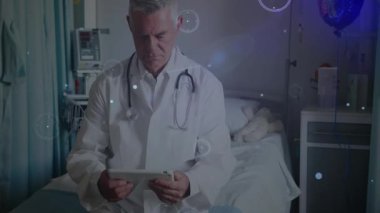 Erkek doktor hastane yatağında tablet kullanarak oturuyor, sağlık için dijital ağ örtüsü gösteriyor. Profesyonel tıp, sağlık, teknoloji, klinik, denetim, sağlık, tıbbi araçlar