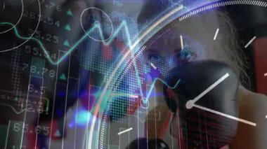 Kameraya yumruk atan kadın boksör, spor analitiğini harita ve haritalarla üst üste koyuyor. Sporcu, fitness, teknoloji, performans, görselleştirme, eğitim, modern