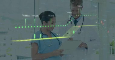 Kadın hemşire tablet tutuyor, erkek doktor klinikteki panoya işaret ediyor şamdan çizelgeleri gösteriyor. Tıbbi, sağlık, dijital, analitik, profesyonel, modern, işbirliği