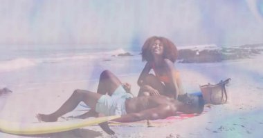 Çiftler sahilde güneşleniyorlar. Canlandırılmış sörf tahtası ikonu ve turizm pazarlaması için dalga grafiği gösteriyorlar. Rahatlama, rahatlama, hareketlilik, açık hava, yaşam tarzı, manzara, arkadaşlık.