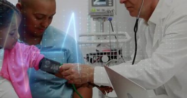 ECG dalga formunu gösteren sağlık kontrolü için baba destekleyici kol tansiyonu olan çocuğu muayene eden doktor. Tıbbi, sağlık, pediatrik, klinik, tanı, izleme, aile