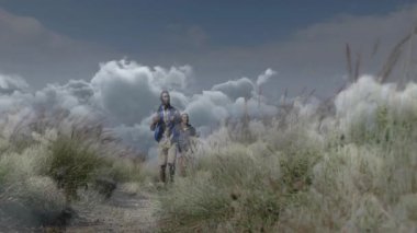 Yürüyüşçüler, yürüyüş parkurlarını, hareketli yükseklik çizelgeleri ve sağlık simgeleriyle gölgeliyor. Macera, keşif, açık hava aktivitesi, doğa, refah, takım çalışması, dayanıklı