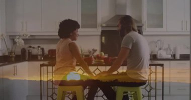 Çift, kırmızı kase ikonu ve sağlık çizelgesi ile birlikte, Parlak Mutfak Adası 'nda kahvaltı yapıyor. Modern, neşeli, canlı, rahat, sosyal, aşçı, çağdaş